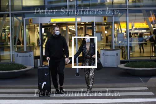 Schiphol 19 maart 2020
Romy Monteiro en haar vriend Jasper Suyk arriveren vanuit bangkok op Schiphol . Moeder Antje en haar partner Dennis halen ze op . Ook hun hondje is erbij.