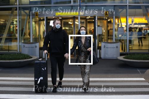 Schiphol 19 maart 2020
Romy Monteiro en haar vriend Jasper Suyk arriveren vanuit bangkok op Schiphol . Moeder Antje en haar partner Dennis halen ze op . Ook hun hondje is erbij.