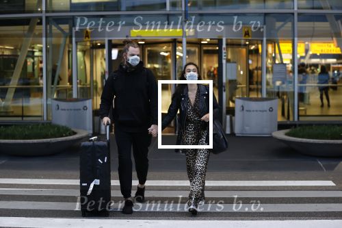 Schiphol 19 maart 2020
Romy Monteiro en haar vriend Jasper Suyk arriveren vanuit bangkok op Schiphol . Moeder Antje en haar partner Dennis halen ze op . Ook hun hondje is erbij.