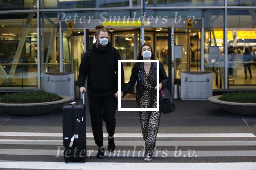 Schiphol 19 maart 2020
Romy Monteiro en haar vriend Jasper Suyk arriveren vanuit bangkok op Schiphol . Moeder Antje en haar partner Dennis halen ze op . Ook hun hondje is erbij.