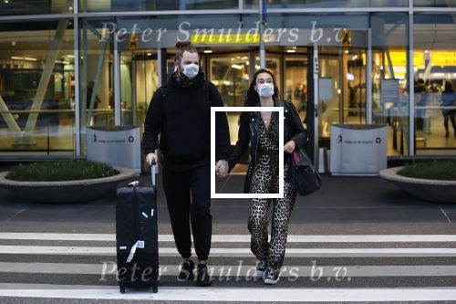 Schiphol 19 maart 2020
Romy Monteiro en haar vriend Jasper Suyk arriveren vanuit bangkok op Schiphol . Moeder Antje en haar partner Dennis halen ze op . Ook hun hondje is erbij.