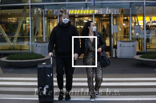 Schiphol 19 maart 2020
Romy Monteiro en haar vriend Jasper Suyk arriveren vanuit bangkok op Schiphol . Moeder Antje en haar partner Dennis halen ze op . Ook hun hondje is erbij.