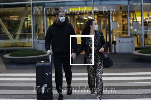 Schiphol 19 maart 2020
Romy Monteiro en haar vriend Jasper Suyk arriveren vanuit bangkok op Schiphol . Moeder Antje en haar partner Dennis halen ze op . Ook hun hondje is erbij.