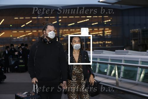 Schiphol 19 maart 2020
Romy Monteiro en haar vriend Jasper Suyk arriveren vanuit bangkok op Schiphol . Moeder Antje en haar partner Dennis halen ze op . Ook hun hondje is erbij.