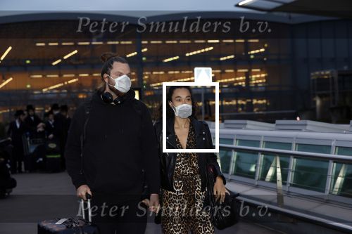 Schiphol 19 maart 2020
Romy Monteiro en haar vriend Jasper Suyk arriveren vanuit bangkok op Schiphol . Moeder Antje en haar partner Dennis halen ze op . Ook hun hondje is erbij.