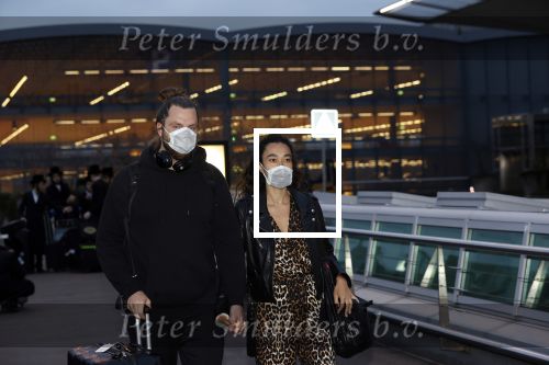 Schiphol 19 maart 2020
Romy Monteiro en haar vriend Jasper Suyk arriveren vanuit bangkok op Schiphol . Moeder Antje en haar partner Dennis halen ze op . Ook hun hondje is erbij.
