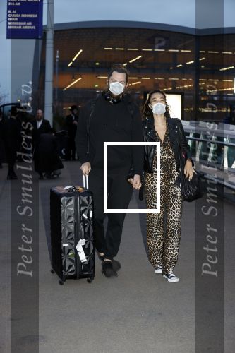 Schiphol 19 maart 2020
Romy Monteiro en haar vriend Jasper Suyk arriveren vanuit bangkok op Schiphol . Moeder Antje en haar partner Dennis halen ze op . Ook hun hondje is erbij.
