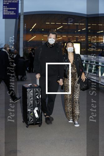Schiphol 19 maart 2020
Romy Monteiro en haar vriend Jasper Suyk arriveren vanuit bangkok op Schiphol . Moeder Antje en haar partner Dennis halen ze op . Ook hun hondje is erbij.
