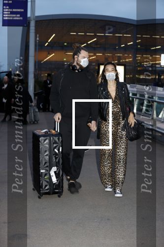 Schiphol 19 maart 2020
Romy Monteiro en haar vriend Jasper Suyk arriveren vanuit bangkok op Schiphol . Moeder Antje en haar partner Dennis halen ze op . Ook hun hondje is erbij.