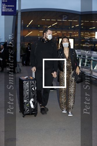 Schiphol 19 maart 2020
Romy Monteiro en haar vriend Jasper Suyk arriveren vanuit bangkok op Schiphol . Moeder Antje en haar partner Dennis halen ze op . Ook hun hondje is erbij.