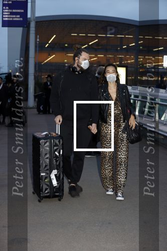 Schiphol 19 maart 2020
Romy Monteiro en haar vriend Jasper Suyk arriveren vanuit bangkok op Schiphol . Moeder Antje en haar partner Dennis halen ze op . Ook hun hondje is erbij.