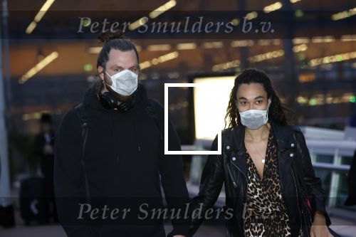 Schiphol 19 maart 2020
Romy Monteiro en haar vriend Jasper Suyk arriveren vanuit bangkok op Schiphol . Moeder Antje en haar partner Dennis halen ze op . Ook hun hondje is erbij.