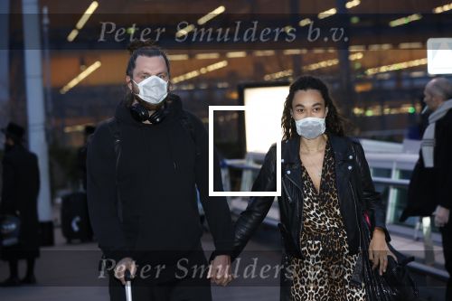 Schiphol 19 maart 2020
Romy Monteiro en haar vriend Jasper Suyk arriveren vanuit bangkok op Schiphol . Moeder Antje en haar partner Dennis halen ze op . Ook hun hondje is erbij.