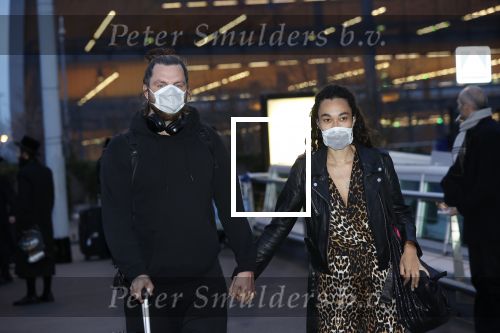 Schiphol 19 maart 2020
Romy Monteiro en haar vriend Jasper Suyk arriveren vanuit bangkok op Schiphol . Moeder Antje en haar partner Dennis halen ze op . Ook hun hondje is erbij.
