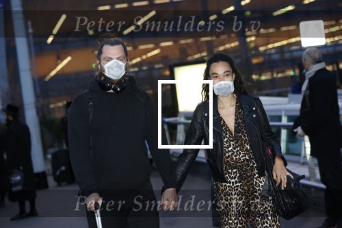 Schiphol 19 maart 2020
Romy Monteiro en haar vriend Jasper Suyk arriveren vanuit bangkok op Schiphol . Moeder Antje en haar partner Dennis halen ze op . Ook hun hondje is erbij.