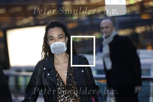 Schiphol 19 maart 2020
Romy Monteiro en haar vriend Jasper Suyk arriveren vanuit bangkok op Schiphol . Moeder Antje en haar partner Dennis halen ze op . Ook hun hondje is erbij.