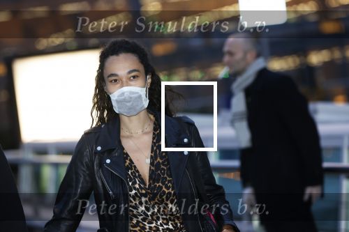 Schiphol 19 maart 2020
Romy Monteiro en haar vriend Jasper Suyk arriveren vanuit bangkok op Schiphol . Moeder Antje en haar partner Dennis halen ze op . Ook hun hondje is erbij.