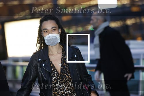 Schiphol 19 maart 2020
Romy Monteiro en haar vriend Jasper Suyk arriveren vanuit bangkok op Schiphol . Moeder Antje en haar partner Dennis halen ze op . Ook hun hondje is erbij.