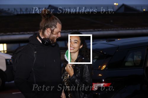 Schiphol 19 maart 2020
Romy Monteiro en haar vriend Jasper Suyk arriveren vanuit bangkok op Schiphol . Moeder Antje en haar partner Dennis halen ze op . Ook hun hondje is erbij.