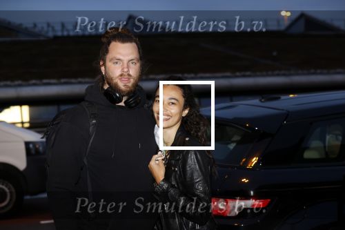 Schiphol 19 maart 2020
Romy Monteiro en haar vriend Jasper Suyk arriveren vanuit bangkok op Schiphol . Moeder Antje en haar partner Dennis halen ze op . Ook hun hondje is erbij.