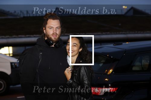 Schiphol 19 maart 2020
Romy Monteiro en haar vriend Jasper Suyk arriveren vanuit bangkok op Schiphol . Moeder Antje en haar partner Dennis halen ze op . Ook hun hondje is erbij.