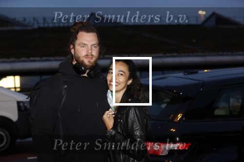 Schiphol 19 maart 2020
Romy Monteiro en haar vriend Jasper Suyk arriveren vanuit bangkok op Schiphol . Moeder Antje en haar partner Dennis halen ze op . Ook hun hondje is erbij.