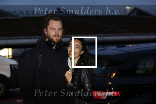 Schiphol 19 maart 2020
Romy Monteiro en haar vriend Jasper Suyk arriveren vanuit bangkok op Schiphol . Moeder Antje en haar partner Dennis halen ze op . Ook hun hondje is erbij.