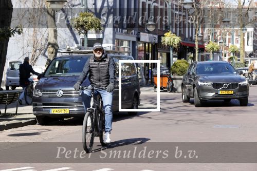 Amsterdam 4 april 2020
Ruud Gullit op zijn electrische fiets in Amsterdam zuid.