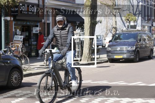 Amsterdam 4 april 2020
Ruud Gullit op zijn electrische fiets in Amsterdam zuid.