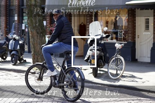 Amsterdam 4 april 2020
Ruud Gullit op zijn electrische fiets in Amsterdam zuid.