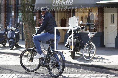 Amsterdam 4 april 2020
Ruud Gullit op zijn electrische fiets in Amsterdam zuid.