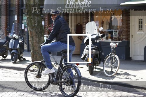 Amsterdam 4 april 2020
Ruud Gullit op zijn electrische fiets in Amsterdam zuid.