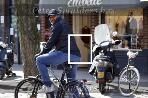 Amsterdam 4 april 2020
Ruud Gullit op zijn electrische fiets in Amsterdam zuid.