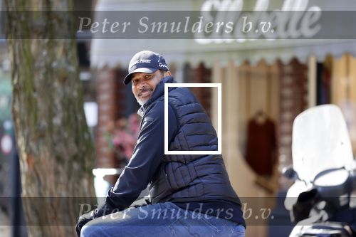 Amsterdam 4 april 2020
Ruud Gullit op zijn electrische fiets in Amsterdam zuid.