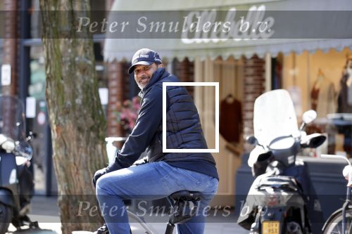 Amsterdam 4 april 2020
Ruud Gullit op zijn electrische fiets in Amsterdam zuid.