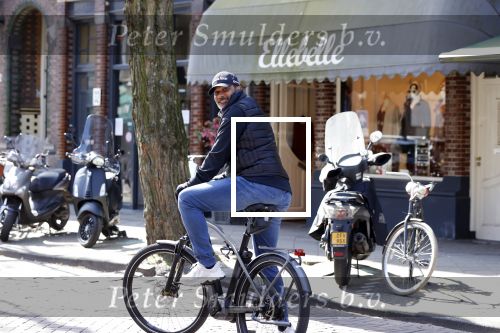 Amsterdam 4 april 2020
Ruud Gullit op zijn electrische fiets in Amsterdam zuid.