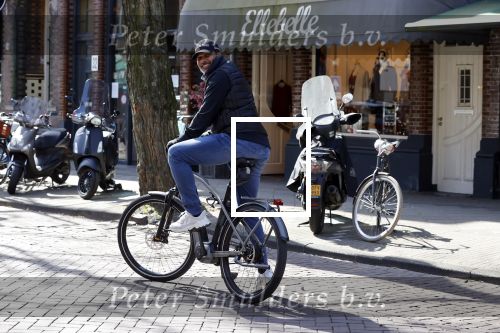 Amsterdam 4 april 2020
Ruud Gullit op zijn electrische fiets in Amsterdam zuid.