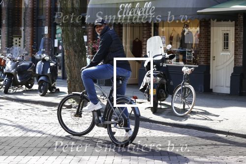 Amsterdam 4 april 2020
Ruud Gullit op zijn electrische fiets in Amsterdam zuid.