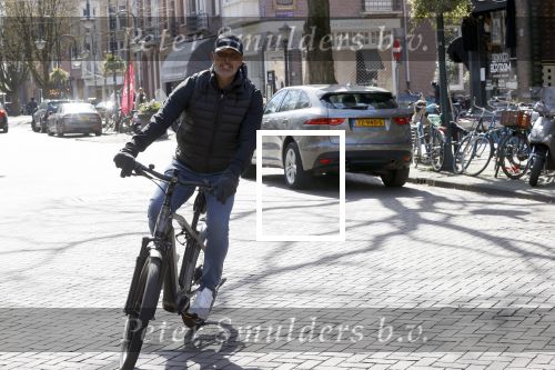 Amsterdam 4 april 2020
Ruud Gullit op zijn electrische fiets in Amsterdam zuid.