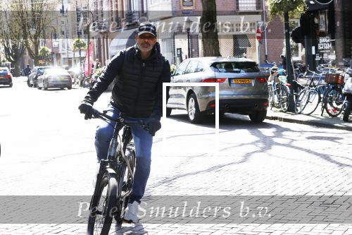 Amsterdam 4 april 2020
Ruud Gullit op zijn electrische fiets in Amsterdam zuid.