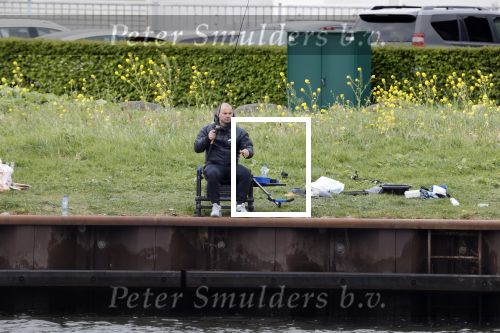 Maarssen 14 april 2020
Wesley Sneijder , zijn broers Rodney en Jeffrey zijn aan het vissen op het Amsterdam Rijn kanaal. Ook een vriend is erbij.