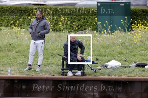 Maarssen 14 april 2020
Wesley Sneijder , zijn broers Rodney en Jeffrey zijn aan het vissen op het Amsterdam Rijn kanaal. Ook een vriend is erbij.