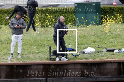 Maarssen 14 april 2020
Wesley Sneijder , zijn broers Rodney en Jeffrey zijn aan het vissen op het Amsterdam Rijn kanaal. Ook een vriend is erbij.