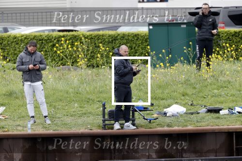 Maarssen 14 april 2020
Wesley Sneijder , zijn broers Rodney en Jeffrey zijn aan het vissen op het Amsterdam Rijn kanaal. Ook een vriend is erbij.