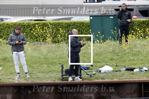 Maarssen 14 april 2020
Wesley Sneijder , zijn broers Rodney en Jeffrey zijn aan het vissen op het Amsterdam Rijn kanaal. Ook een vriend is erbij.