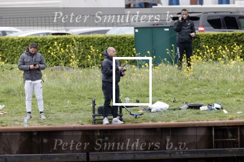 Maarssen 14 april 2020
Wesley Sneijder , zijn broers Rodney en Jeffrey zijn aan het vissen op het Amsterdam Rijn kanaal. Ook een vriend is erbij.