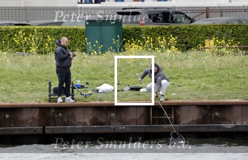 Maarssen 14 april 2020
Wesley Sneijder , zijn broers Rodney en Jeffrey zijn aan het vissen op het Amsterdam Rijn kanaal. Ook een vriend is erbij.