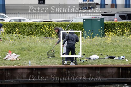 Maarssen 14 april 2020
Wesley Sneijder , zijn broers Rodney en Jeffrey zijn aan het vissen op het Amsterdam Rijn kanaal. Ook een vriend is erbij.