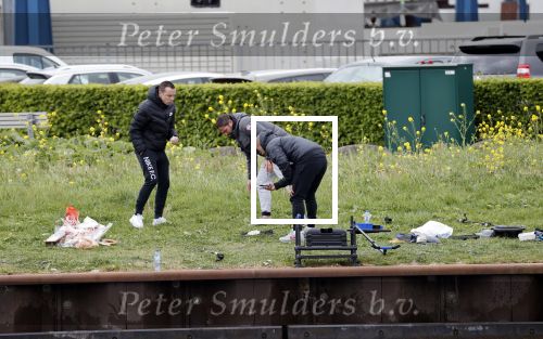 Maarssen 14 april 2020
Wesley Sneijder , zijn broers Rodney en Jeffrey zijn aan het vissen op het Amsterdam Rijn kanaal. Ook een vriend is erbij.