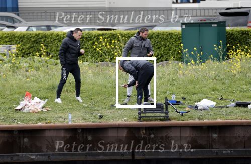 Maarssen 14 april 2020
Wesley Sneijder , zijn broers Rodney en Jeffrey zijn aan het vissen op het Amsterdam Rijn kanaal. Ook een vriend is erbij.